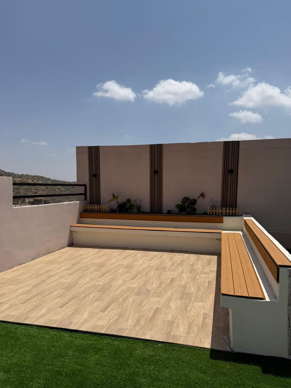 سطح خشبي مع مزهريات